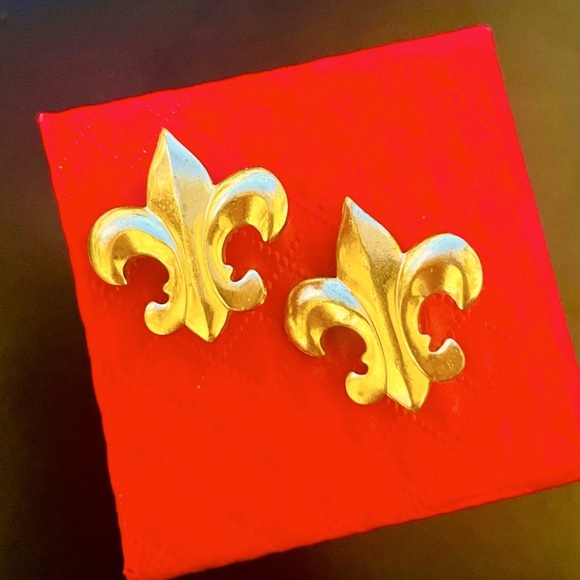 Vintage Jewelry - Two Vintage Gold Metal Fleur de Lis Lapel Pins Bundle